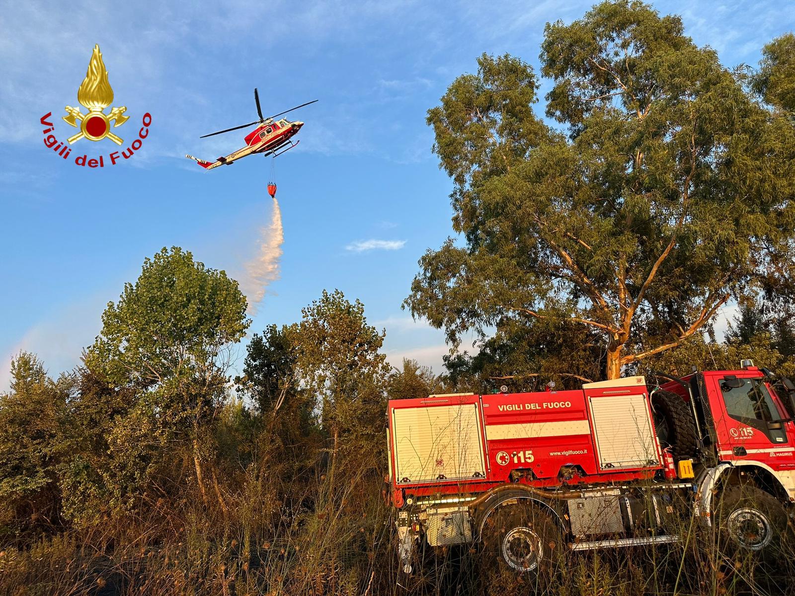 Incendio a Follonica: fiamme minacciano distributore e hotel. Chiusa la vecchia Aurelia
