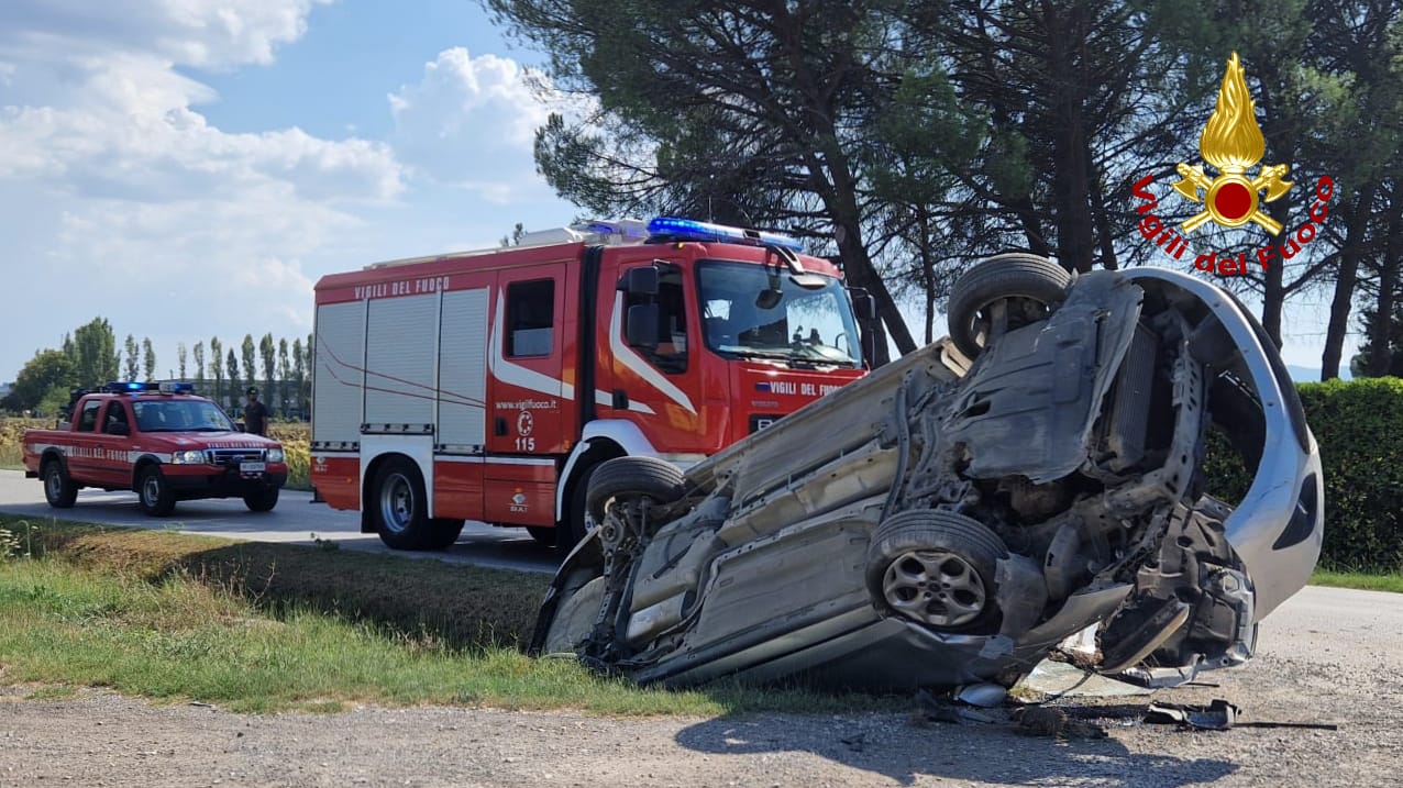 Pisa: auto finisce fuori strada sulla provinciale 11. Ferito il conducente