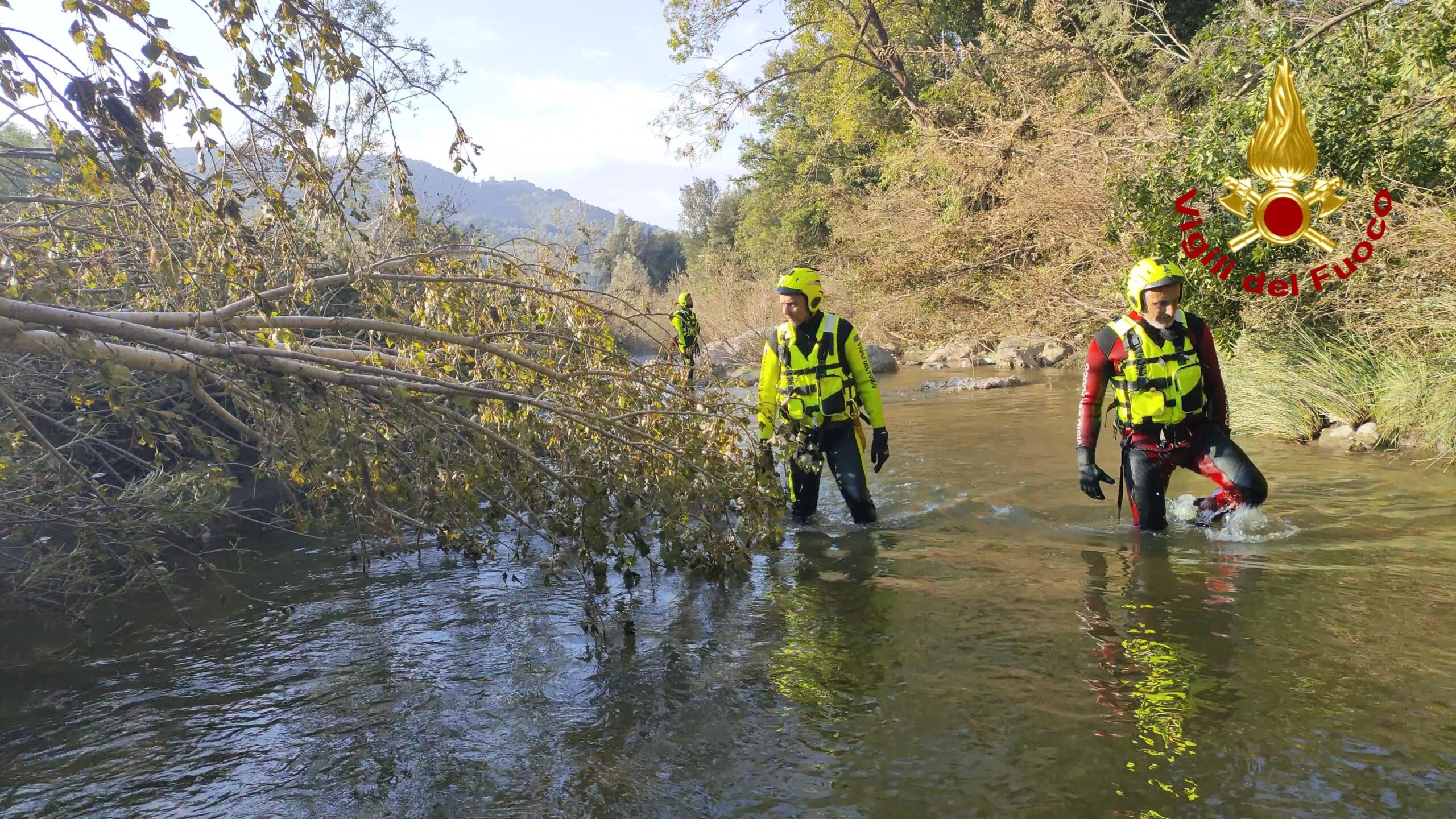 Montecatini Val di Cecina: il fango del torrente Sterza si è chiuso sopra nonna e nipotino. I vigili del fuoco continuano a cercare