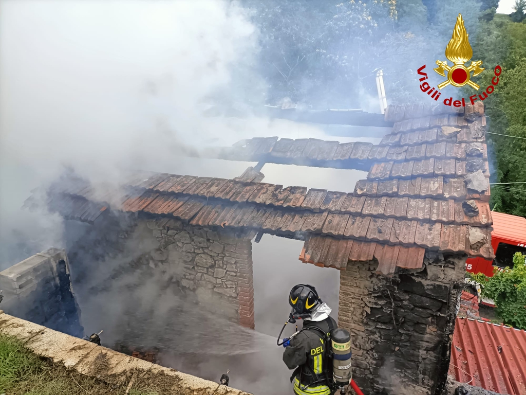 Lucca: grosso incendio in un casolare a Pescaglia (foto)