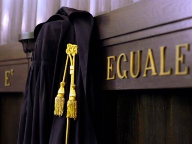 Arezzo, donna morta in casa col gatto: indagata la figlia. Controlli sulla pensione: riscossa anche dopo il decesso