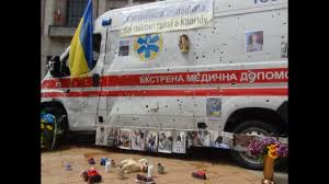 Firenze: ambulanza ucraina, crivellata di colpi dall’esercito russo, esposta in piazza Signoria