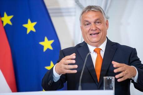 Mattarella a Cernobbio: “Abbattere il debito pubblico è una necessità”. Orban: “Facciamo incotrare Putin e Zelensky”