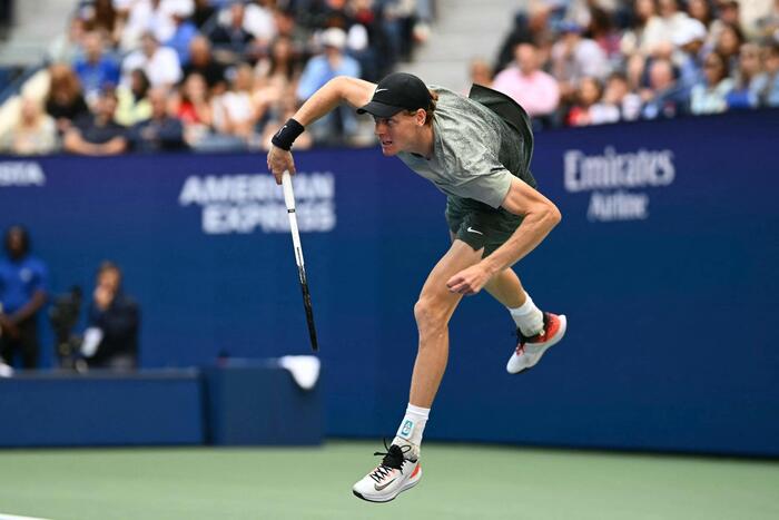 Sinner fantastico: vince lo Slam americano e scrive la storia. Battuto in tre set Taylor Fritz