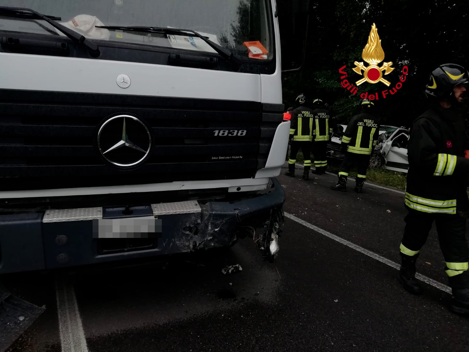 San Casciano in Val di Pesa: scontro frontale auto-tir. Un ferito