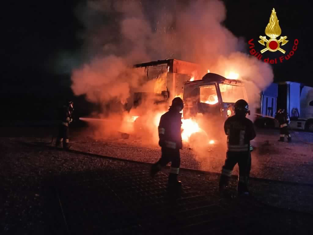 Capannori: tir carico di bottiglie in vetro distrutto dalle fiamme nella notte (foto)