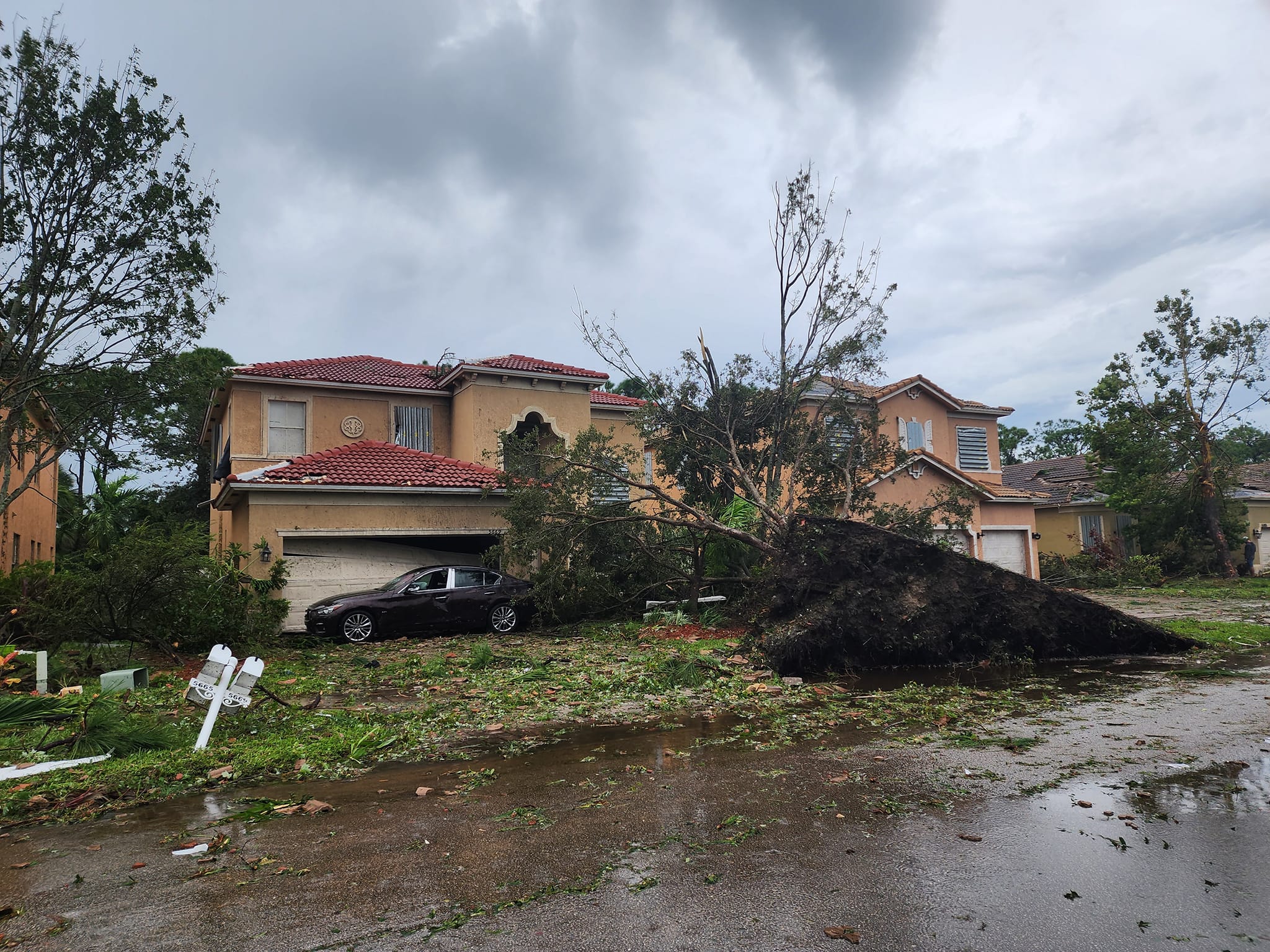Uragano Milton: quattro morti in Florida, blackout e case distrutte