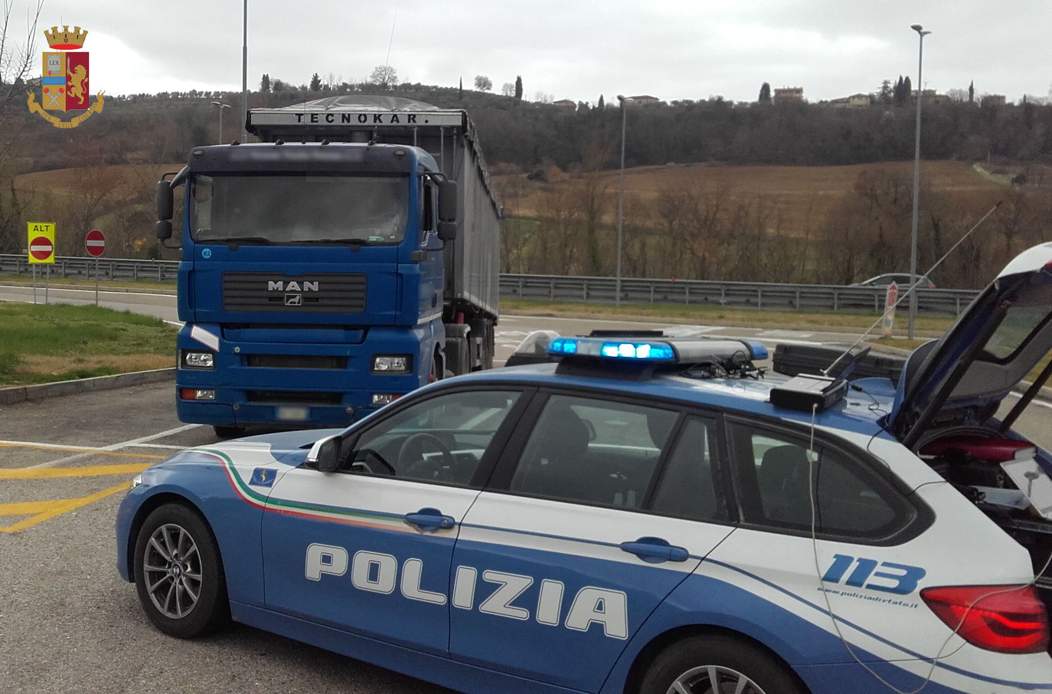 Autostrada A1: 50 chili di cocaina nascosti nella brandina del tir. Camionista arrestato in area di servizio a Reggello