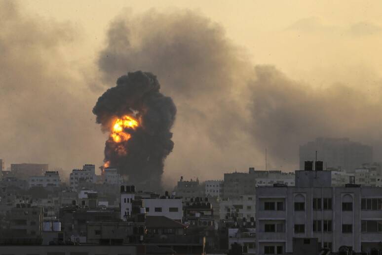 Gaza, raid israeliano nella notte: colpita una moschea, 21 morti. Ancora attesa per l’attacco all’Iran