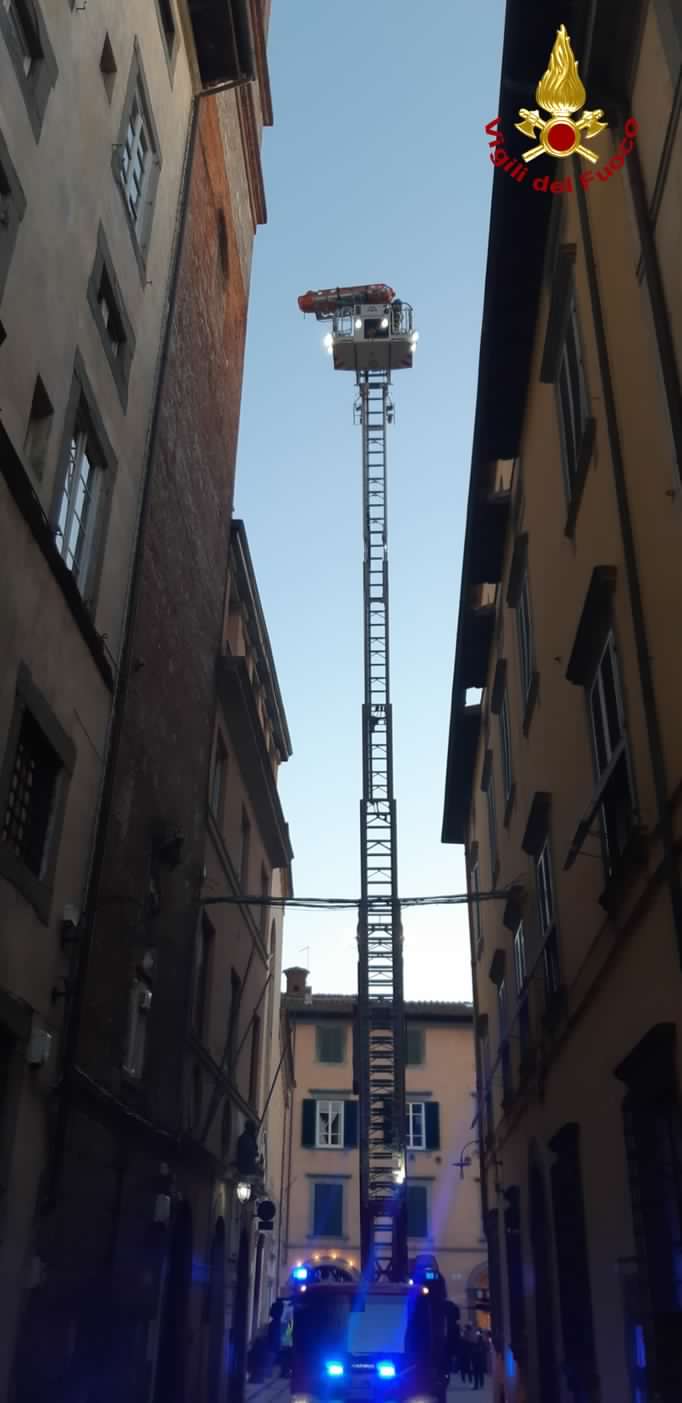 Lucca: operaio infortunato sul campanile di San Salvatore. Soccorso dai vigili del fuoco