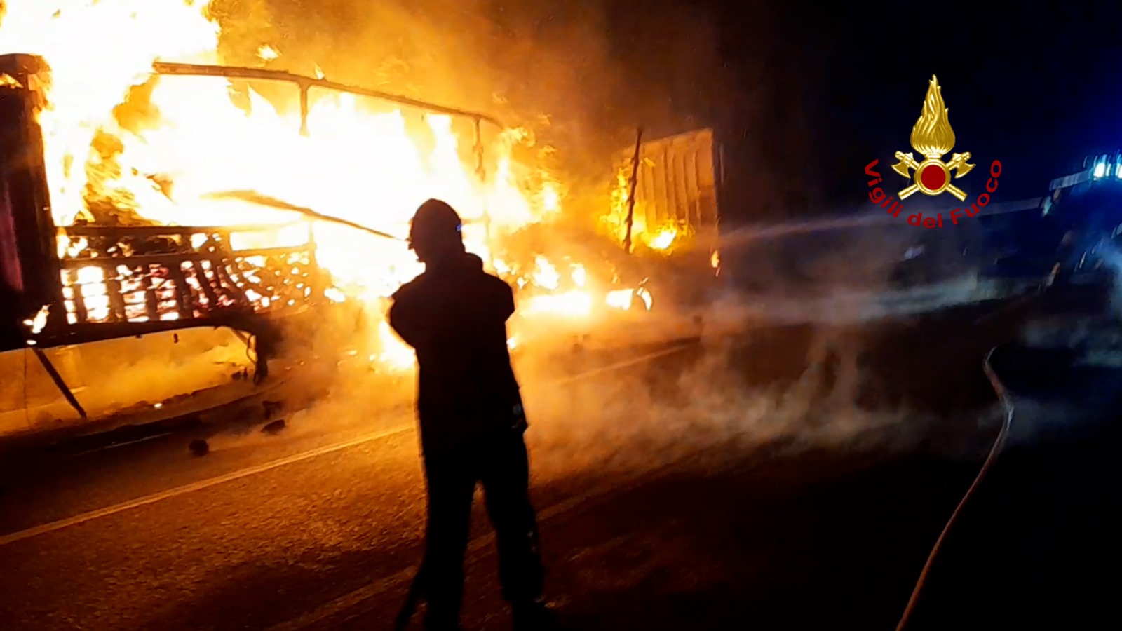 Autostrada A1: tir in fiamme tra Firenze sud e Scandicci. Lunghe code