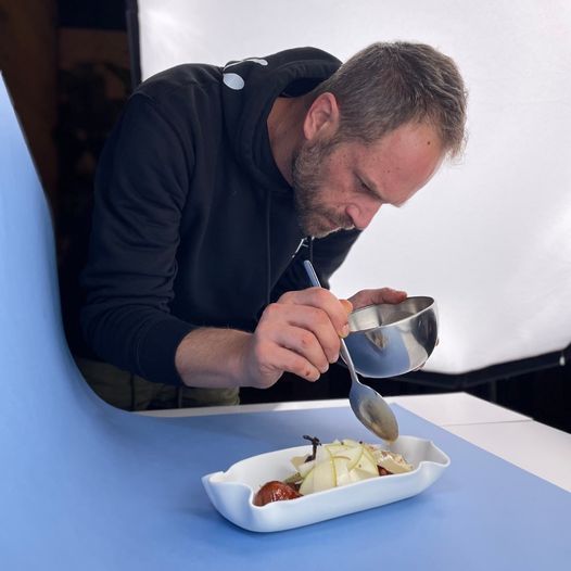 Simone Rugiati: lo chef toscano litiga con i vicini armato di coltello. Denunciato a Milano