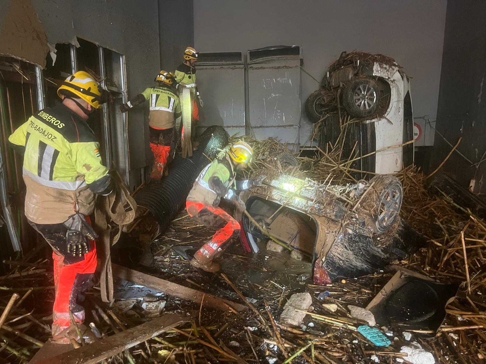 Alluvione a Valencia: i morti sono più di 200. Anche un ex calciatore. E vittime in un tunnel con 30-40 auto accatastate