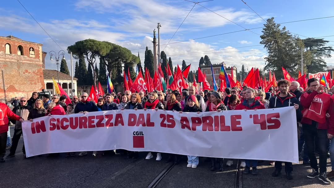 Corteo contro il Ddl sicurezza: tensione in piazza. 100mila secondo gli organizzatori. Nemmeno 10mila per le forze dell’ordine