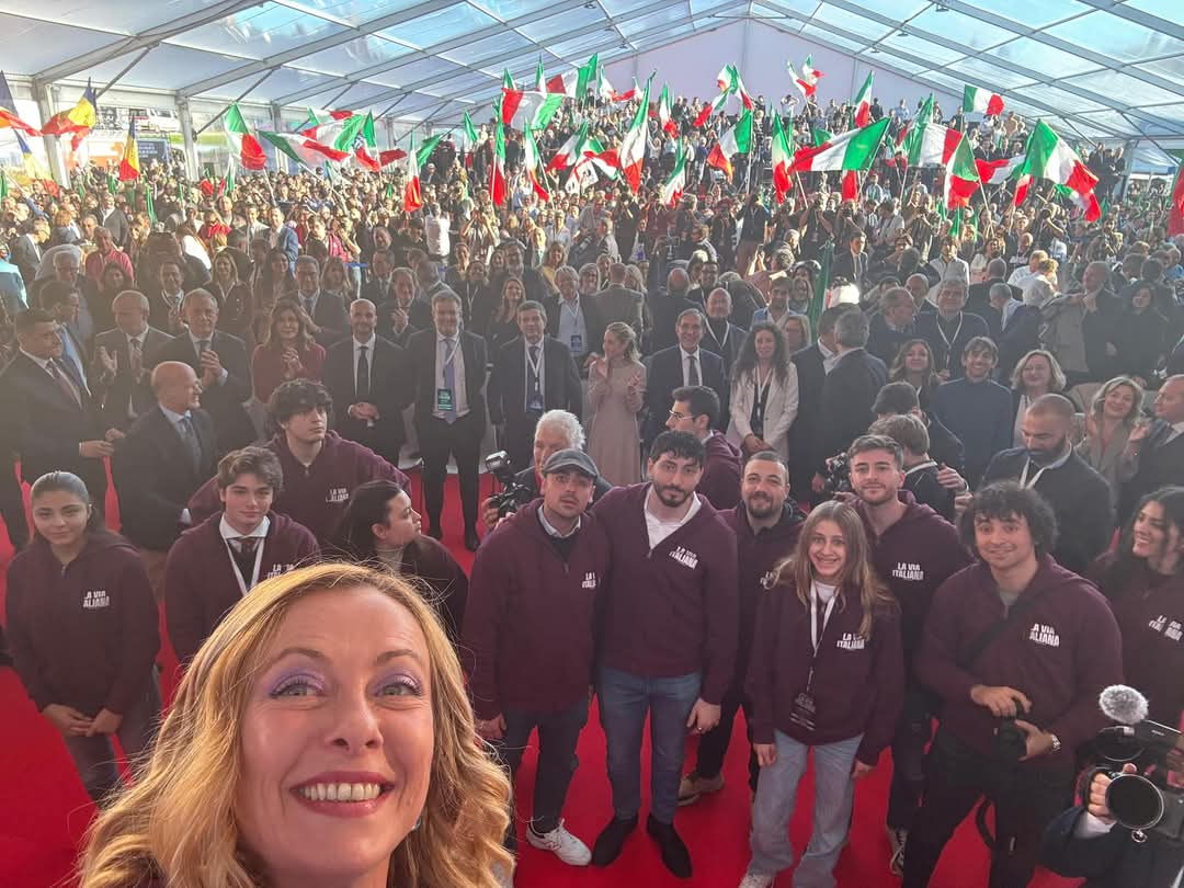 Meloni chiude Atreju: “I centri in Albania funzioneranno”. Poi attacca Schlein, Prodi e Landini