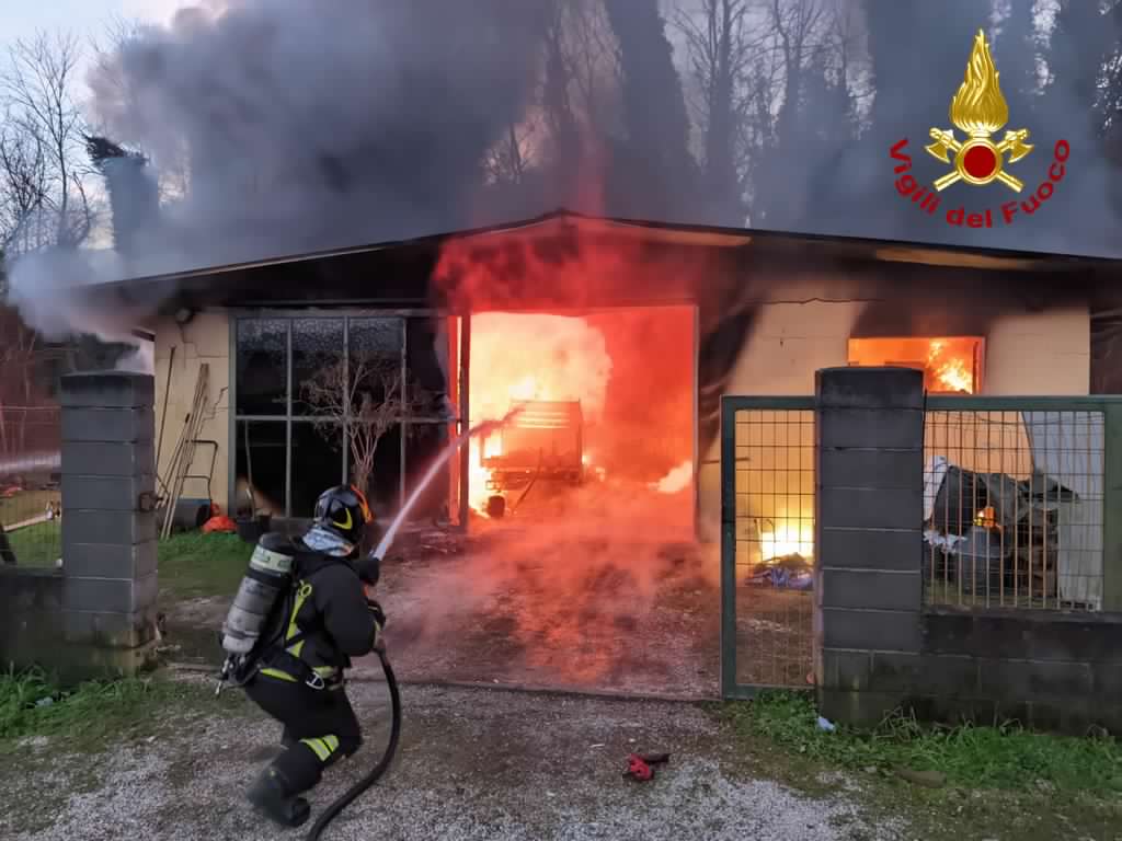 Camaiore: incendio distrugge magazzino di una falegnameria