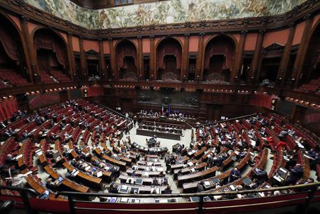 Manovra: pensione a 64 anni. Ecco come. Ministri: niente aumento ma rimborso spese. Sanità: curare obesità. Renzi