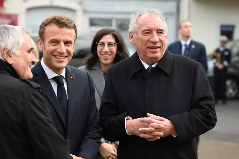 Francia: Macron sceglie Bayrou primo ministro. Ursula si congratula. Sinistra pronta a sfiduciarlo