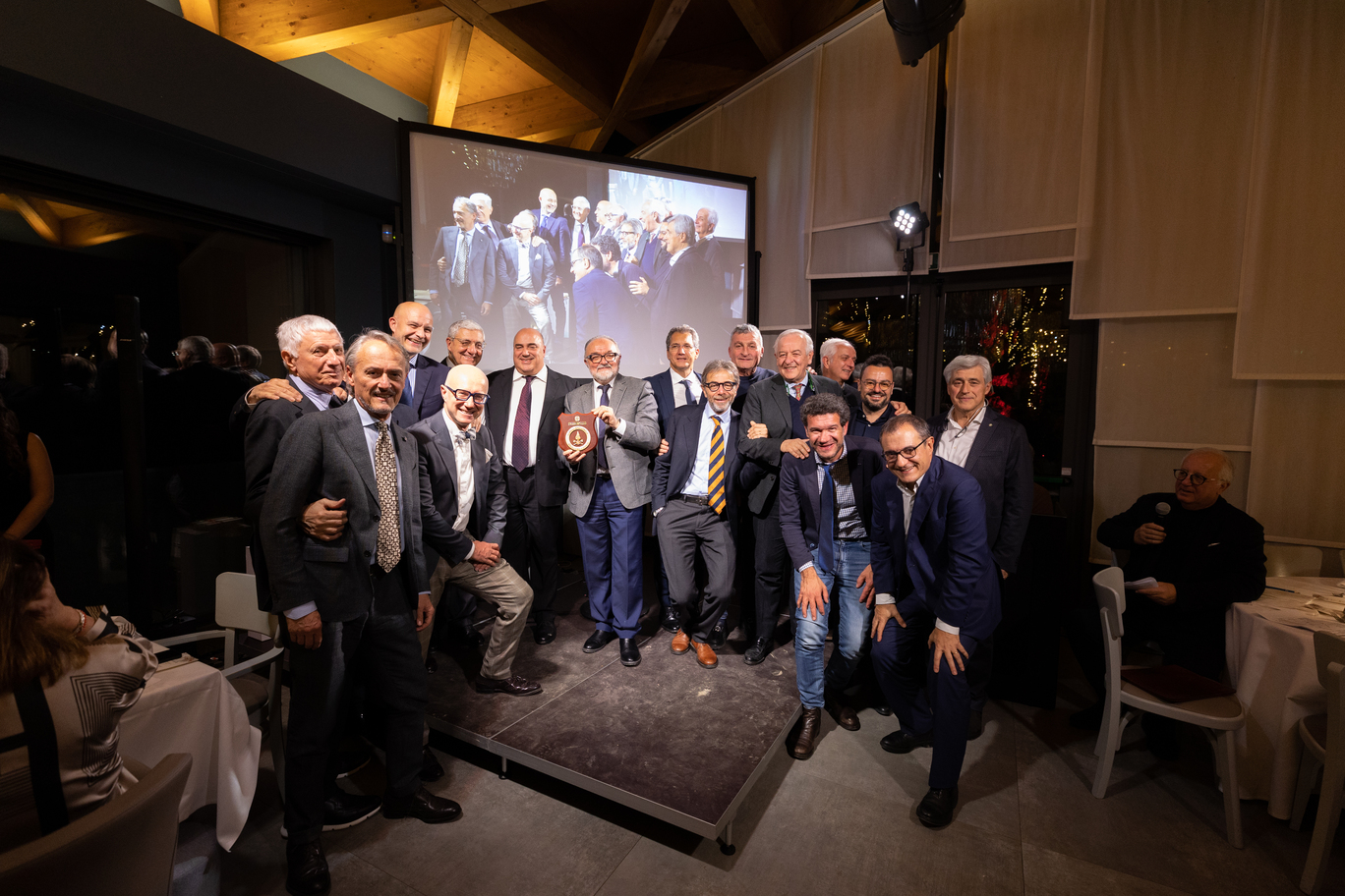 Grande successo per la serata di gala degli Amici dei Vigili del Fuoco di Empoli: il Premio “Vivi la vita con coraggio 2024” ai medici e sanitari del Meyer di Firenze