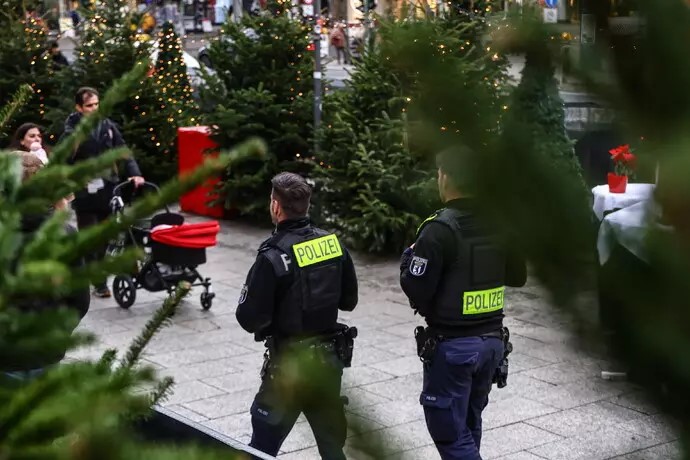 Germania, auto contro mercatino di Natale: i morti sono 4. Riad aveva avvertito del pericolo. Chi è l’uomo arrestato