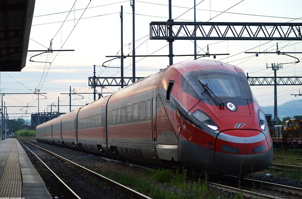 Treni, linea Roma-Firenze: persone sui binari, ritardi fino a 60 minuti. Disagi a Santa Maria Novella