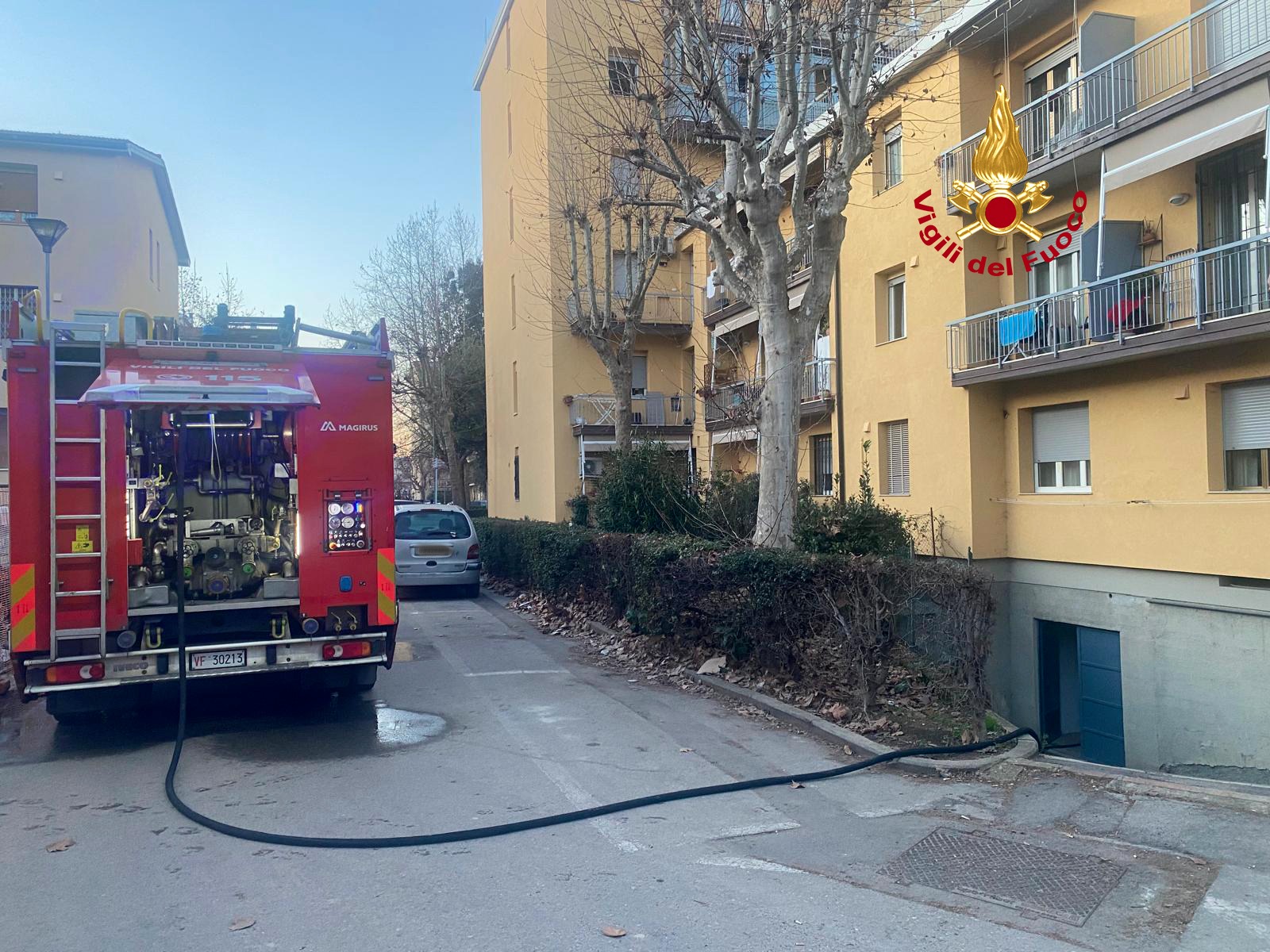 Scandicci: incendio al quadro elettrico di un condominio. Persone bloccate in ascensore (foto)
