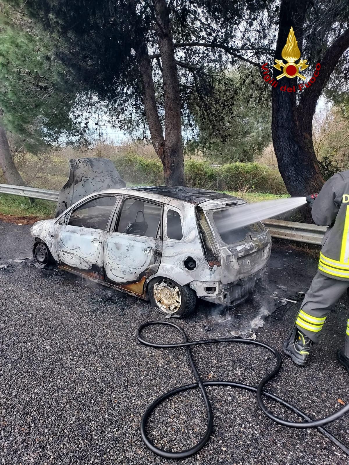 Grosseto: auto prende fuoco durante la marcia sull’Aurelia