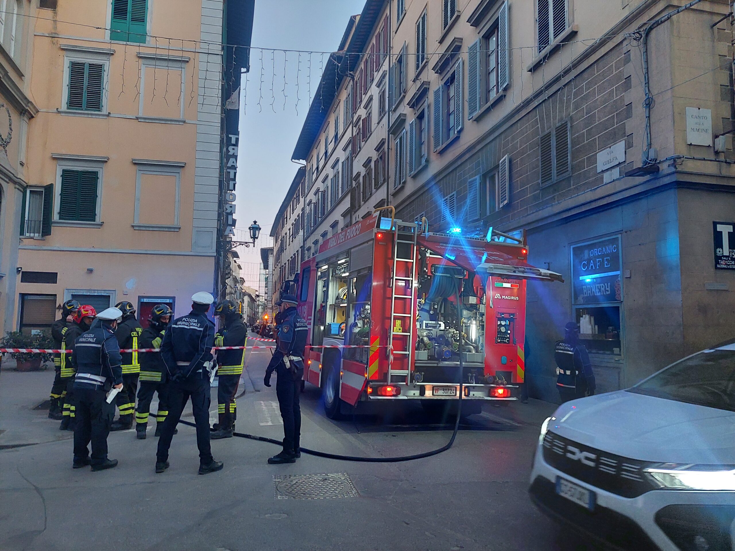 Firenze: incendio cabina elettrica fra via Guelfa e via San Gallo. Cattivi odori nell’aria