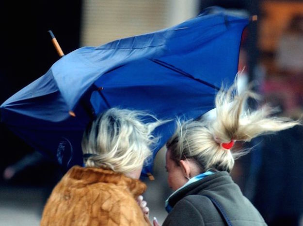 Vento forte in Toscana: allerta gialla su tutta la regione domenica 12