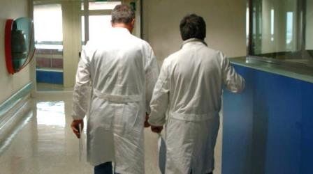 Oliviero Toscani ancora in prognosi riservata. La moglie: “Sembra una strada senza ritorno”