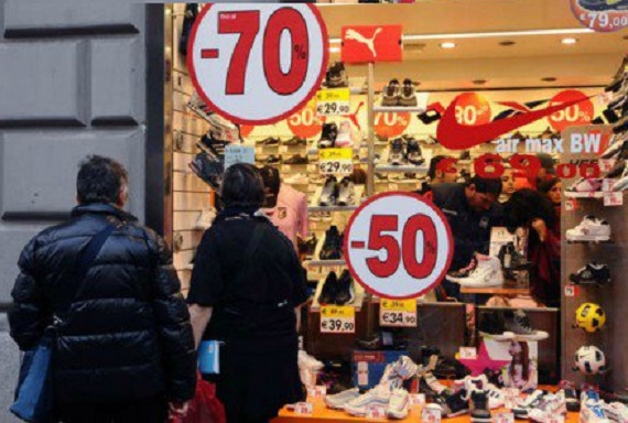 Saldi invernali 2025: un italiano su due pronto a comprare. I budget per famiglia