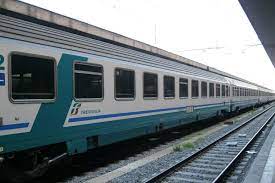 Treni, linea Pisa-La Spezia: muore investito sui binari a Carrara. Circolazione in tilt