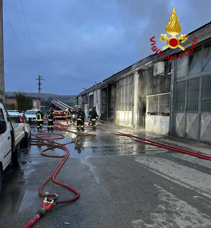 Monteroni d’Arbia: incendio in un capannone. Crolla il tetto, distrutti tre autocarri