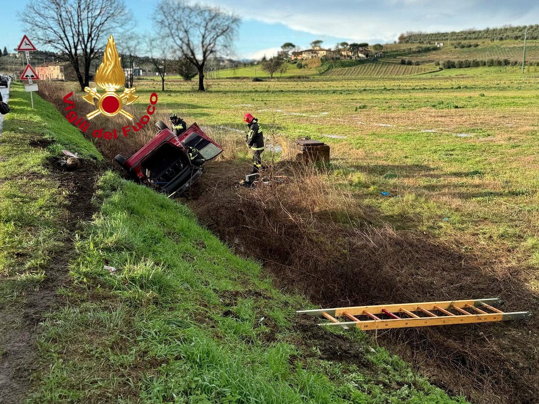Vinci: auto finisce in un fosso sulla provinciale per Mercatale