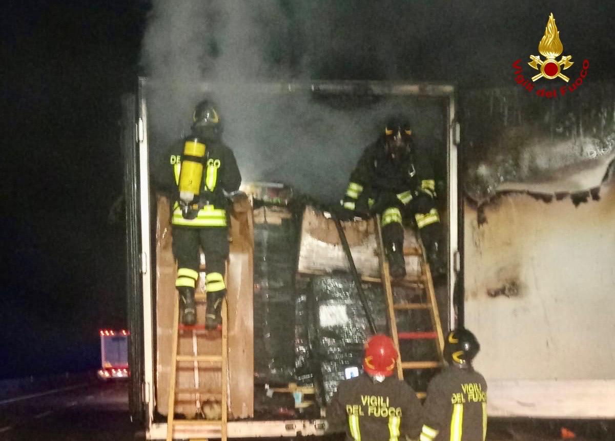 Grosseto: tir in fiamme sull’Aurelia in zona Braccagni