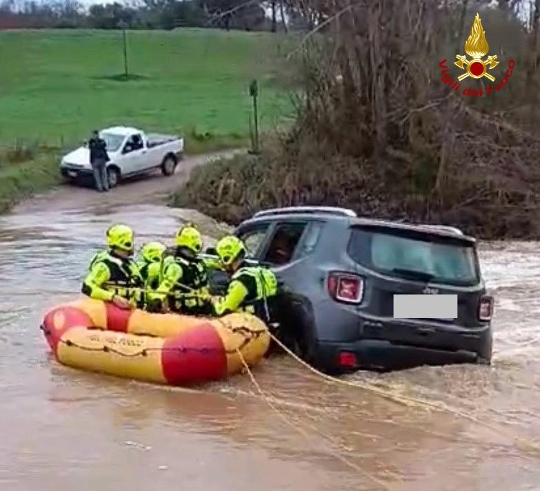 Grosseto: auto finisce in un torrente. Due persone soccorse con gommone da rafting (foto)