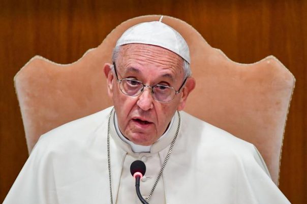 Papa Francesco, Vaticano: “Ha polmonite bilaterale, quadro complesso”