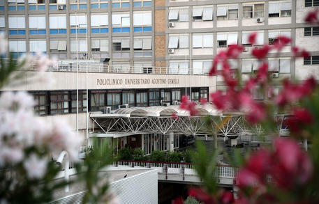 Papa Francesco in ospedale: non reciterà l’Angelus ma nomina suor Petrini