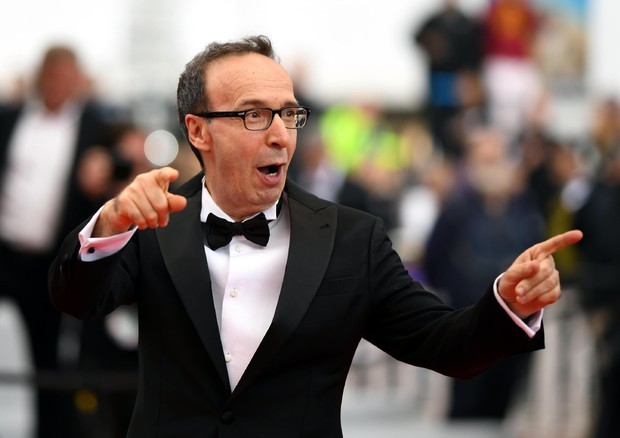 Festival di Sanremo, Conti annuncia il superospite: Benigni. Dopo il “Wojtylaccio”. La scaletta della serata cover
