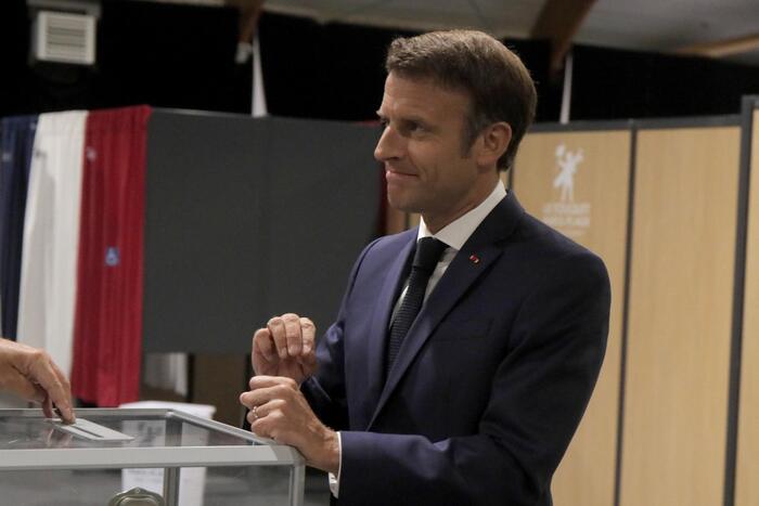 Ucraina: Macron convoca un vertice con Italia, Germania, Gb, Polonia, Spagna, Olanda. Mykolaiv al buio dopo raid russo