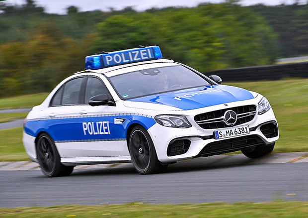 Austria: un uomo accoltella quattro persone, una muore. Monaco: mamma e bimba colpite giovedì non ce l’hanno fatta