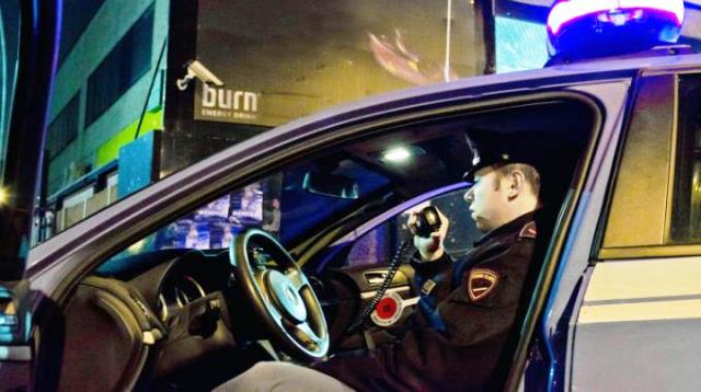 Firenze, 14enne alla polizia: “Mio padre picchia la mamma e anche me”. Gli agenti arrestano l’uomo e sequestrano una spada