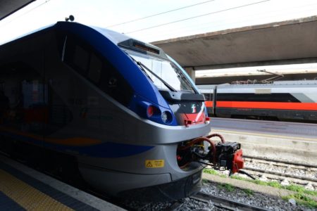 Treni, linea Firenze-Pistoia: muore investito da un convoglio a Prato. Forti disagi per la circolazione