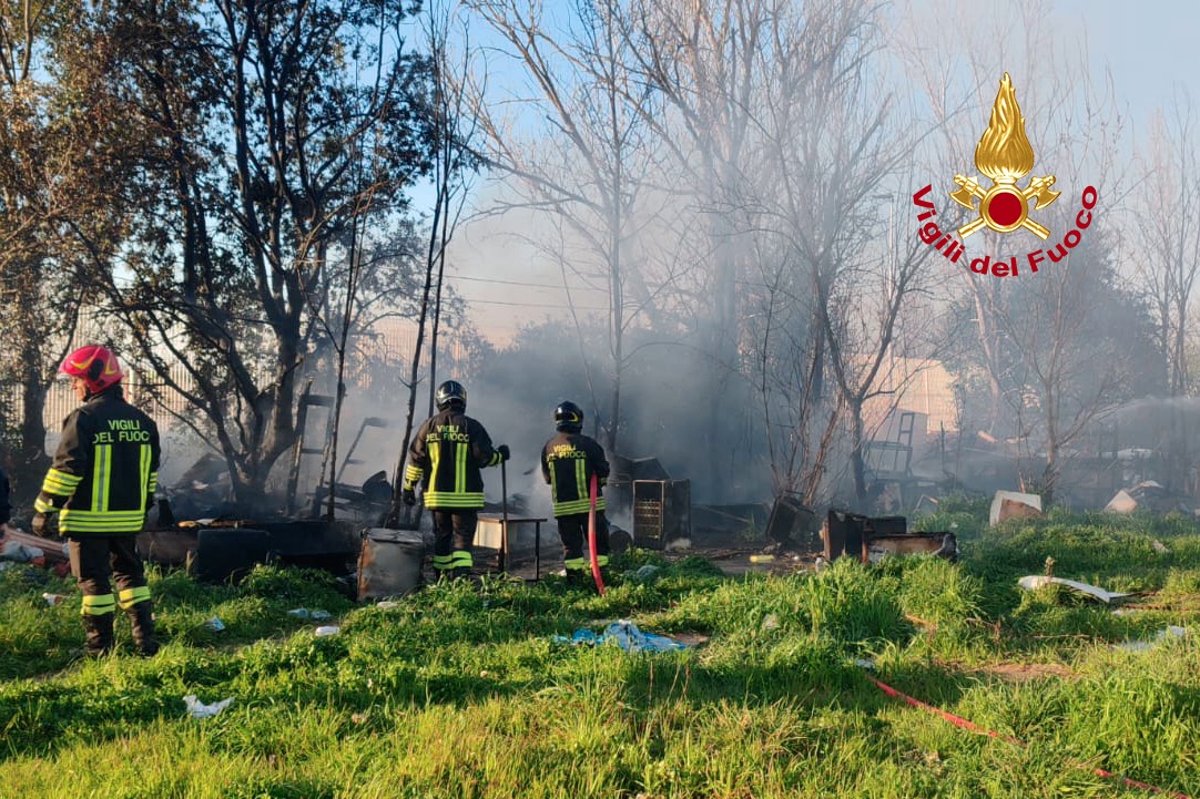 Firenze: incendio al Poderaccio. Lunga colonna di fumo (foto)