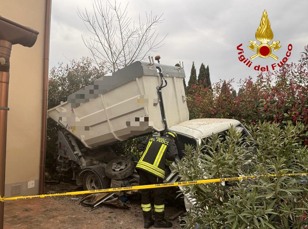 Pontedera: camion dei rifiuti finisce in un giardino. Conducente all’ospedale