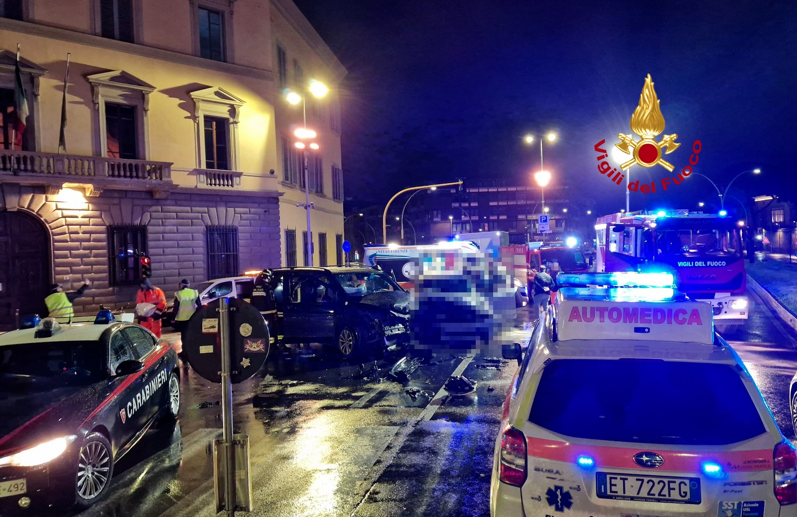 Firenze: incidente con due auto stanotte nel viale Rosselli. Conducenti incastrati fra le lamiere