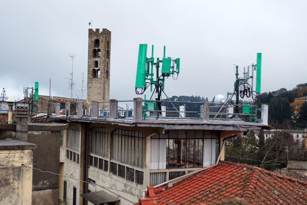 Impruneta: antenne verdi su terrazza del centro. Il Comune: “Cambiate colore”