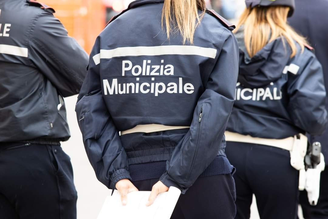 Prato: getta la droga dall’auto ma il cane della municipale Ritter la trova. Denunciato un 37enne