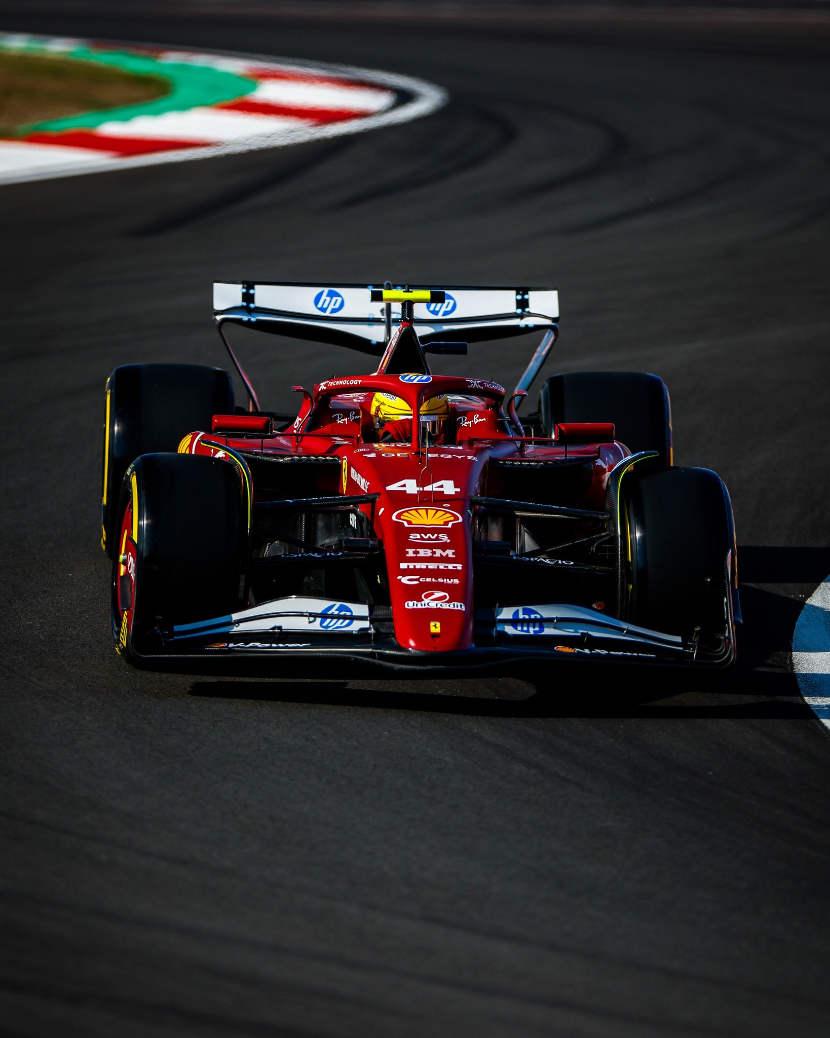 Formula 1, Gp Cina: pole di Hamilton per la sprint, davanti a Verstappen e Piastri