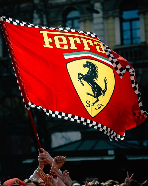 Ferrari show a Milano: bagno di folla davanti a Castello Sforzesco per Hamilton e Leclerc